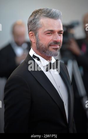 Venezia, Italia. 02nd Set, 2022. VENEZIA, ITALIA - 02 SETTEMBRE: Luca Argentero partecipa al "Bones and all" red carpet al 79th° Festival Internazionale del Cinema di Venezia il 02 settembre 2022 a Venezia. Credit: dpa/Alamy Live News Foto Stock