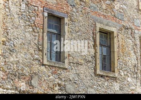 Vecchie finestre medievali sulla parete del vecchio castello e la città di Ozalj Foto Stock