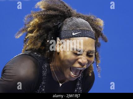 Flushing Meadow, USA. 02nd Set, 2022. Serena Williams festeggia dopo aver vinto un punto nel 2nd contro Ajla Tomljanovic d'Australia nel terzo round del US Open Tennis Championships 2022 nell'Arthur Ashe Stadium dell'USTA Billie Jean King National Tennis Center di New York, giovedì 2 settembre 2022. Serena ha annunciato il mese scorso che si allontanerà dal tennis per concentrarsi sulla crescita della sua famiglia e altre attività. Foto di John Angelillo/UPI Credit: UPI/Alamy Live News Foto Stock