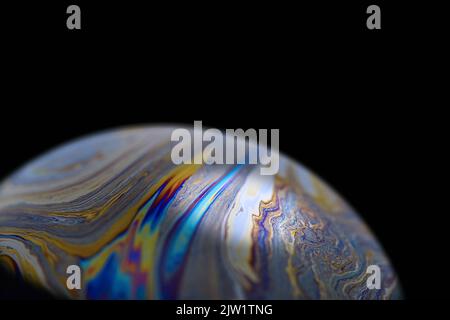 Multicolore astratto freddo pianeta alieno con un'atmosfera in universo. Bolla di sapone di primo piano Foto Stock