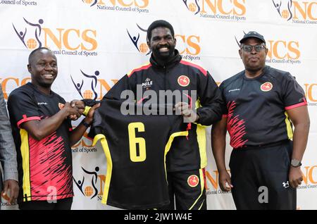 Kampala, Uganda. 2nd Set, 2022. Peter Ogwang (L), ministro dello Sport ugandese, consegna una maglia a Michael Wokorach (C), capitano della squadra di rugby degli anni Settanta ugandesi, con Donald Rukare, presidente del Comitato Olimpico dell'Uganda, durante la cerimonia di vessillo della squadra per la Coppa del mondo di rugby Sevens 2022 a Città del Capo, Sudafrica al Consiglio Nazionale dello Sport di Kampala, capitale dell'Uganda, 2 settembre 2022. Credit: Hajarah Nalwadda/Xinhua/Alamy Live News Foto Stock