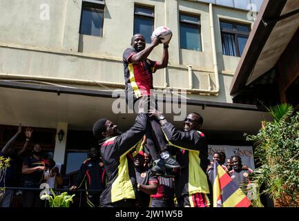 Kampala, Uganda. 2nd Set, 2022. Michael Wokorach (fronte L) e Ian Munyani (fronte R), capitano e vice-capitano della squadra ugandese dei sette rugby, Peter Ogwang (fronte C), ministro dello Stato per lo Sport dell'Uganda, durante la cerimonia di vessillo della squadra per la Coppa del mondo di rugby Sevens 2022 a Città del Capo, Sudafrica al Consiglio Nazionale dello Sport di Kampala, capitale dell'Uganda, 2 settembre 2022. Credit: Hajarah Nalwadda/Xinhua/Alamy Live News Foto Stock