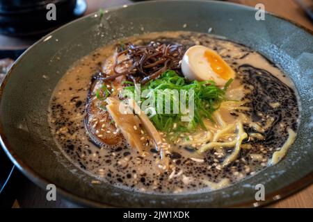 Succulenta ramen giapponese in una ciotola servita con uova. Foto Stock