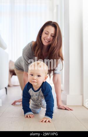 Si incamminò dritto nel suo cuore, una madre e il suo bambino si incamminavano insieme a casa. Foto Stock