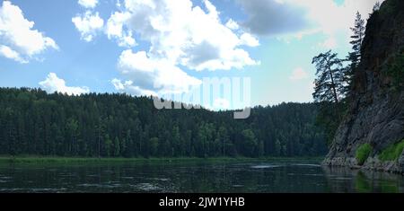 Geografia, potamologia. Siberia centrale (parte sud). Panorama di fiumi potenti e foreste di taiga, estate, tipica orografia coniforme collinare (picco calvo Foto Stock