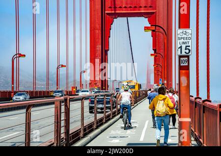 Auto, ciclisti e pedoni attraversano il Golden Gate Bridge di San Francisco in un giorno d'estate a San Francisco, California. Foto Stock