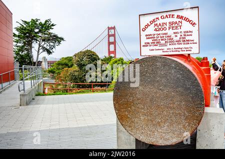 Un esempio di uno dei cavi forma il Golden Gate Bridge che mostra la sezione trasversale del cavo e un segno con fatti e cifre sul ponte Foto Stock