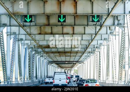 Guidando lungo il Ponte di Richmond sul ponte inferiore lontano da San Francisco in California, Stati Uniti Foto Stock