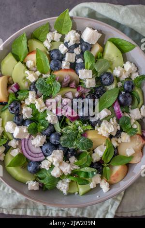 Pesca, insalata di mirtilli con verdure, formaggio feta Foto Stock