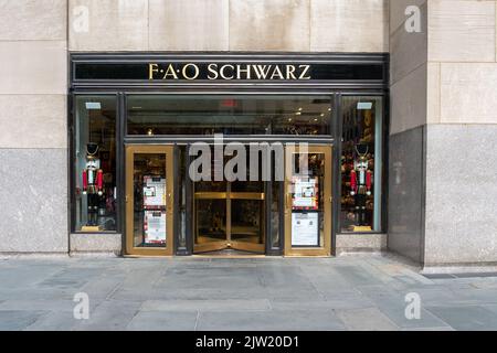 Un negozio FAO Schwarz sulla Fifth Ave. A New York City, USA. H.. Stern è un marchio di gioielli di lusso fondato in Brasile. Foto Stock