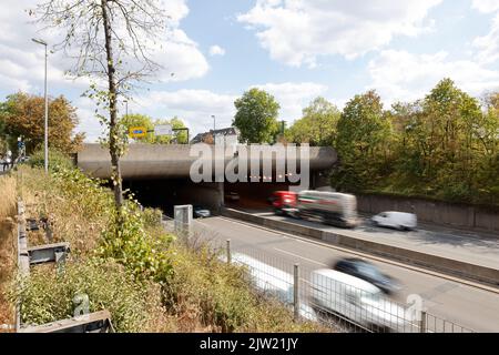 Duesseldorf, Germania. 01st Set, 2022. Vista sul tunnel Wersten A46 vicino a Düsseldorf. Da sabato (settembre 3) alle ore 4 fino a lunedì (settembre 5) alle ore 5, il tunnel Wersten sulla A46 sarà completamente chiuso. Durante questo periodo, Autobahn GmbH Rheinland effettuerà una manutenzione approfondita di tutte le attrezzature tecniche presenti nel tunnel. Credit: Thomas Banneyer/dpa/Alamy Live News Foto Stock