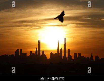 Flushing Meadow, USA. 02nd Set, 2022. Il sole tramonta dietro lo skyline di Manhattan in occasione dei Campionati di tennis US Open 2022 nell'Arthur Ashe Stadium dell'USTA Billie Jean King National Tennis Center di New York, venerdì 2 settembre 2022. Foto di John Angelillo/UPI Credit: UPI/Alamy Live News Foto Stock