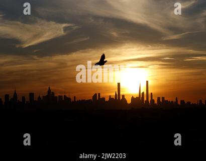 Flushing Meadow, USA. 02nd Set, 2022. Il sole tramonta dietro lo skyline di Manhattan in occasione dei Campionati di tennis US Open 2022 nell'Arthur Ashe Stadium dell'USTA Billie Jean King National Tennis Center di New York, venerdì 2 settembre 2022. Foto di John Angelillo/UPI Credit: UPI/Alamy Live News Foto Stock