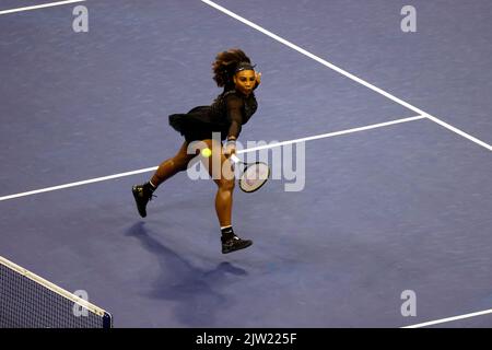 APERTO il GIORNO 5, Flushing Meadows, New York, USA. , . Serena Williams durante il suo terzo giro di perdita per l'australiano Ajla Tomljanovic questa sera al US Open. Williams ha annunciato il suo prossimo pensionamento. Credit: Adamo Stoltman/Alamy Live News Foto Stock