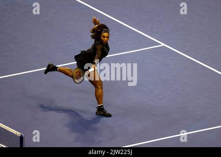 APERTO il GIORNO 5, Flushing Meadows, New York, USA. , . Serena Williams durante il suo terzo giro di perdita per l'australiano Ajla Tomljanovic questa sera al US Open. Williams ha annunciato il suo prossimo pensionamento. Credit: Adamo Stoltman/Alamy Live News Foto Stock