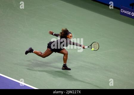 APERTO il GIORNO 5, Flushing Meadows, New York, USA. , . Serena Williams durante il suo terzo giro di perdita per l'australiano Ajla Tomljanovic questa sera al US Open. Williams ha annunciato il suo prossimo pensionamento. Credit: Adamo Stoltman/Alamy Live News Foto Stock