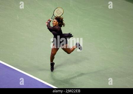 APERTO il GIORNO 5, Flushing Meadows, New York, USA. , . Serena Williams durante il suo terzo giro di perdita per l'australiano Ajla Tomljanovic questa sera al US Open. Williams ha annunciato il suo prossimo pensionamento. Credit: Adamo Stoltman/Alamy Live News Foto Stock