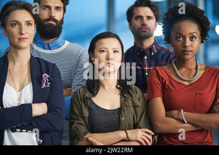 Erano pronti per qualsiasi cosa. Un gruppo di uomini d'affari creativi che guardano determinati. Foto Stock