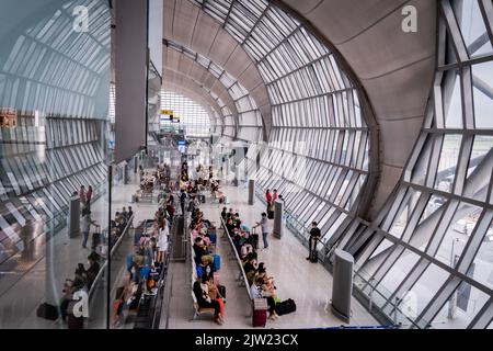 I passeggeri attendono un volo in partenza nella sala partenze internazionali dell'aeroporto internazionale di Suvarnabhumi (BKK). Il turismo internazionale riprende all'aeroporto internazionale Suvarnabhumi (BKK) di Bangkok, Thailandia, il 3 settembre 2022. Il governo tailandese ha recentemente annunciato una proroga del suo regime di visto all'arrivo da 30 a 45 giorni per i visitatori provenienti da più di 50 paesi per attirare più viaggiatori e sostenere il suo piano di ripresa economica, che prevede di portare il totale annuale a 10 milioni di visitatori entro la fine del 2022. Il turismo internazionale riprende all'Aeroporto Internazionale di Suvarnabhumi Foto Stock