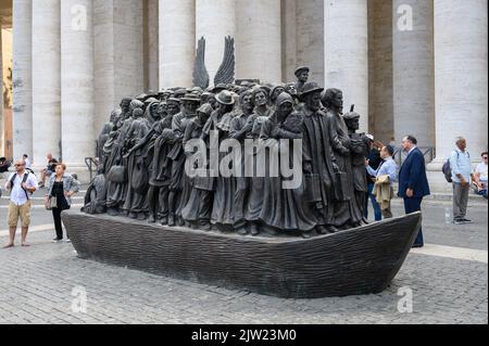 La scultura “Angels unawares” dell’artista canadese Timothy P. Schmalz in Piazza San Pietro in Vaticano. Foto Stock