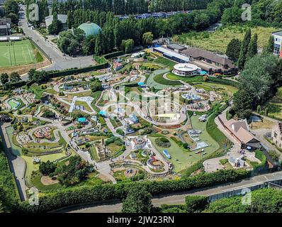 Una foto aerea del Mini Park Europa in miniatura con alberi verdi, edifici moderni e storici Foto Stock