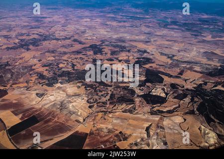 Siviglia, Spagna - 19 agosto 2022 volo commerciale tra la città di Siviglia in Spagna e Tetouan in Marocco, Vista dal cielo della terra e del Foto Stock