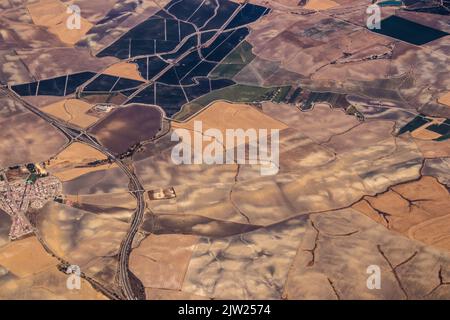 Siviglia, Spagna - 19 agosto 2022 volo commerciale tra la città di Siviglia in Spagna e Tetouan in Marocco, Vista dal cielo della terra e del Foto Stock