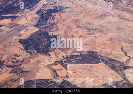 Siviglia, Spagna - 19 agosto 2022 volo commerciale tra la città di Siviglia in Spagna e Tetouan in Marocco, Vista dal cielo della terra e del Foto Stock