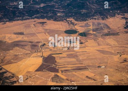 Siviglia, Spagna - 19 agosto 2022 volo commerciale tra la città di Siviglia in Spagna e Tetouan in Marocco, Vista dal cielo della terra e del Foto Stock