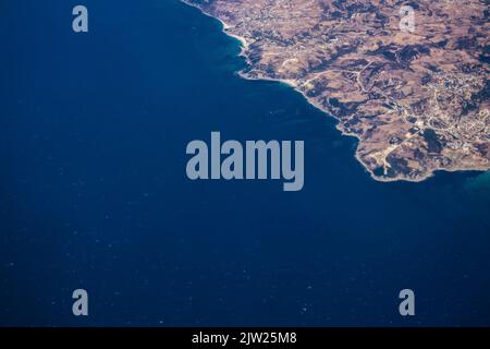 Siviglia, Spagna - 19 agosto 2022 volo commerciale tra la città di Siviglia in Spagna e Tetouan in Marocco, Vista dal cielo della terra e del Foto Stock