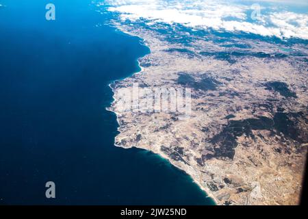 Siviglia, Spagna - 19 agosto 2022 volo commerciale tra la città di Siviglia in Spagna e Tetouan in Marocco, Vista dal cielo della terra e del Foto Stock