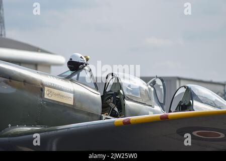 SM250 doppio posto Spitfire parcheggiato sulla pista dell'aeroporto Solent in Inghilterra. Tettuccio in vetro aperto e cabina di pilotaggio visibile. Foto Stock