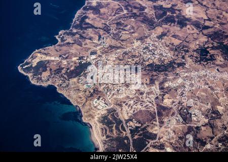 Siviglia, Spagna - 19 agosto 2022 volo commerciale tra la città di Siviglia in Spagna e Tetouan in Marocco, Vista dal cielo della terra e del Foto Stock