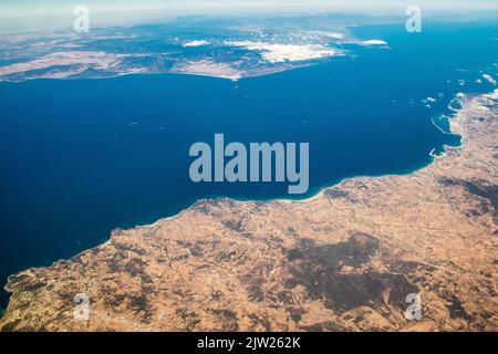 Siviglia, Spagna - 19 agosto 2022 volo commerciale tra la città di Siviglia in Spagna e Tetouan in Marocco, Vista dal cielo della terra e del Foto Stock