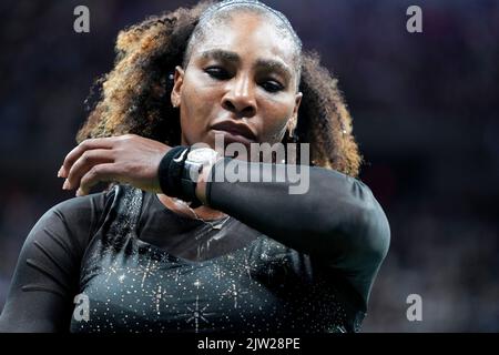 New York, Stati Uniti. 2nd Set, 2022. Serena Williams degli Stati Uniti reagisce durante la partita femminile del terzo turno contro Ajla Tomljanovic of Australia ai campionati di tennis US Open 2022 a New York, negli Stati Uniti, 2 settembre 2022. Credit: Liu Jie/Xinhua/Alamy Live News Foto Stock