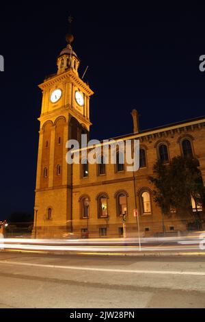 Dogana - Newcastle Australia - immagine notturna illuminata di uno dei famosi punti di riferimento di Newcastle. Foto Stock