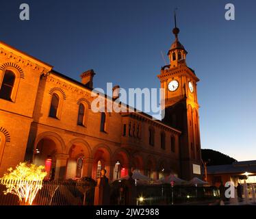 Dogana - Newcastle Australia - immagine notturna illuminata di uno dei famosi punti di riferimento di Newcastle. Foto Stock