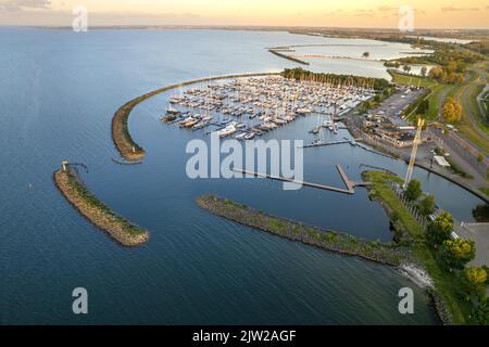 Vista aerea di un porto turistico, Ijsselmeer, Medemblik, Paesi Bassi Foto Stock