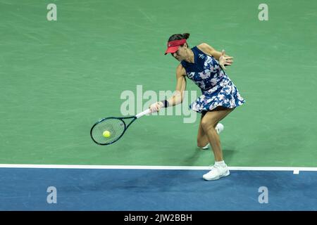 New York, NY - 2 settembre 2022: Ajla Tomljanovic dell'Australia restituisce la palla durante il 3rd° round del torneo US Open Championships match contro Serena Williams of USA al Billie Jean King National Tennis Center Foto Stock