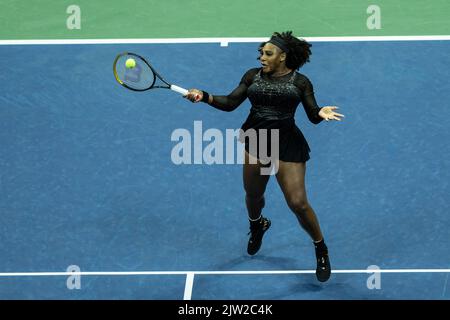 New York, Stati Uniti. 02nd Set, 2022. Serena Williams of USA ritorna palla durante il 3rd° turno del torneo US Open Championships contro Ajla Tomljanovic of Australia al Billie Jean King National Tennis Center di New York il 2 settembre 2022. Tomljanovic ha vinto in tre set. (Foto di Lev Radin/Sipa USA) Credit: Sipa USA/Alamy Live News Foto Stock