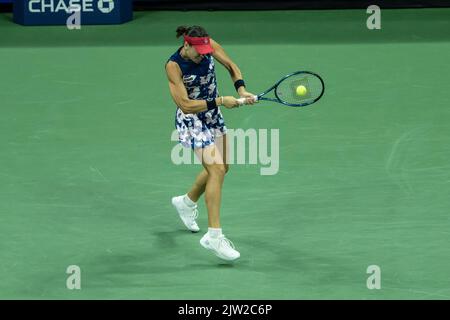 New York, Stati Uniti. 02nd Set, 2022. Ajla Tomljanovic d'Australia ritorna palla durante il 3rd° turno di US Open Championships Match contro Serena Williams of USA al Billie Jean King National Tennis Center di New York il 2 settembre 2022. Tomljanovic ha vinto in tre set. Credit: Sipa USA/Alamy Live News Foto Stock