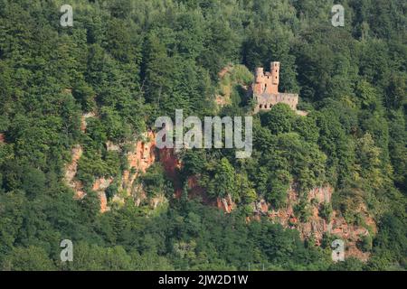 Vista del Castello di Schadeck o del Nido di Swallow con scogliere rocciose a Neckarsteinach, Odenwald, Four Castle Town, Neckar Valley, Baden-Wuerttemberg, Germania Foto Stock