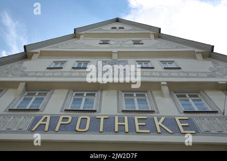 Casa a graticcio con vista verso l'alto Schmidsche Apotheke costruito 18th ° secolo con mosaico, ornamenti e iscrizione a Nagold, Nagoldtal, Nord Foto Stock