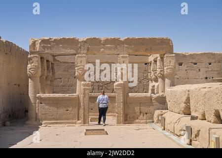 Chiosco sul tetto del tempio, Tempio di Hathor, Dendera, Qina, Egitto Foto Stock