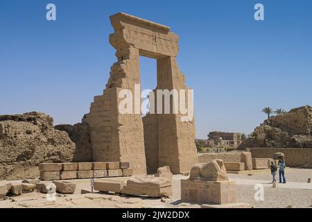 Porta di Domiziano e Traiano, ingresso nord, Tempio di Hathor, Dendera, Qina, Egitto Foto Stock