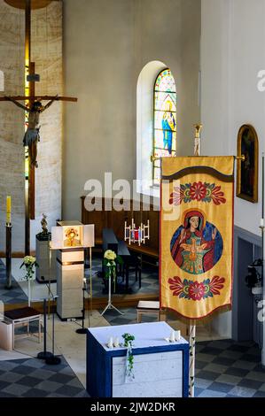 Altare maggiore con tabernacolo e bandiera, chiesa parrocchiale di Sant'Anton a Balderschwang, Allgaeu, Baviera, Germania Foto Stock