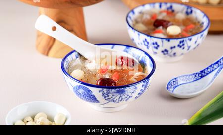 Peach Gum Triple Collagen Dessert (Tao Jiao o Cheng Teng), cinese tradizionale rinfresco bevande contiene Peach Gum, Nido d'uccello, datteri rossi, neve F Foto Stock