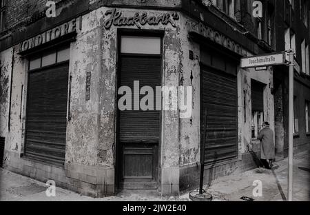 GDR, Berlino, 1. 4. 1988, pasticceria di Hackbarth (da tempo chiusa), in Auguststrasse, anziani (donna) che parlano alla finestra Foto Stock