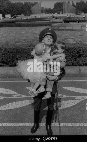 Germania, Berlino, 09. 05. 1993, Parata del gruppo occidentale delle forze armate russe nel 'giorno della Liberazione' al memoriale nel Parco Treptower Foto Stock