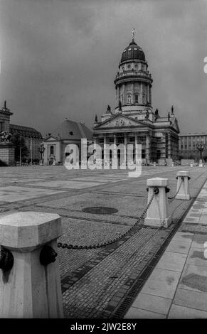 GDR, Berlino, 29. 06. 1987, Cattedrale francese al Platz der Akademie (ancora oggi Gendarmenmarkt), a sinistra: Chiesa francese di Friedrichstadt Foto Stock